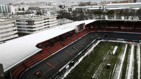 El Sadar amaneció cubierto de nieve horas pocas antes del partido entre el Atlético Osasuna y el Zaragoza. El árbitro ha suspendido el encuentro.  EFE/Jesús Diges