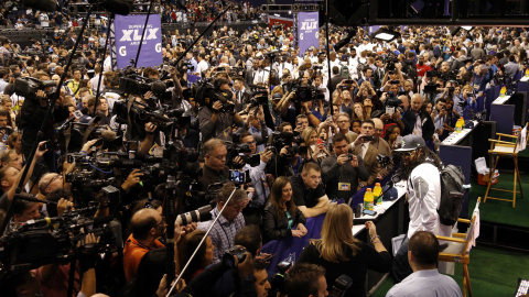 El jugador de los Seattle Seahawks Marshawn Lynch atiende a los medios. REUTERS El jugador de los Seattle Seahawks Marshawn Lynch atiende a los medios. REUTERS