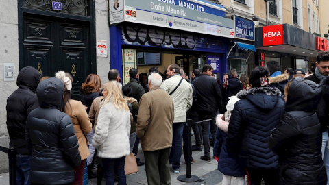 08/12/2019.- Decenas de personas hacen cola en la administración de Loterías Doña Manolita, en Madrid, para comprar la tradicional lotería de Navidad. / EFE - BALLESTEROS 08/12/2019.- Decenas de personas hacen cola en la administración de Loterías Doña Manolita, en Madrid, para comprar la tradicional lotería de Navidad. / EFE - BALLESTEROS