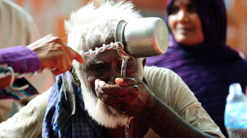 Un hombre bebe agua de una fuente comunal contruida por los vecinos de Allahabad, en India. AFP Un hombre bebe agua de una fuente comunal contruida por los vecinos de Allahabad, en India. AFP