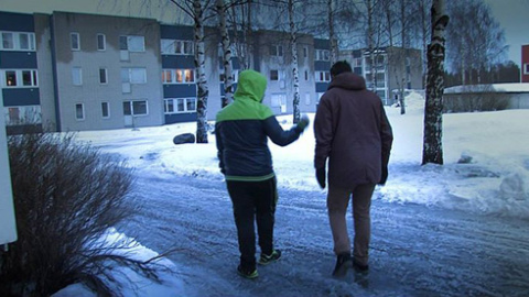 Inmigrantes kurdos, en un barrio de la periferia de Umea. F. BARBER