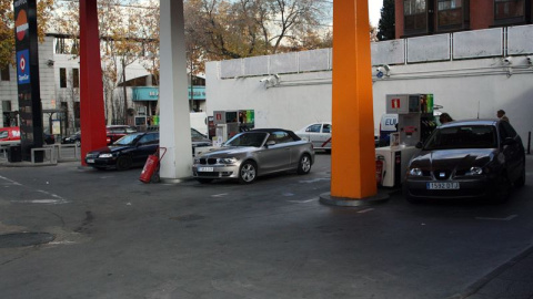Varios vehículos repostan en una gasolinera. EUROPA PRESS Varios vehículos repostan en una gasolinera. EUROPA PRESS