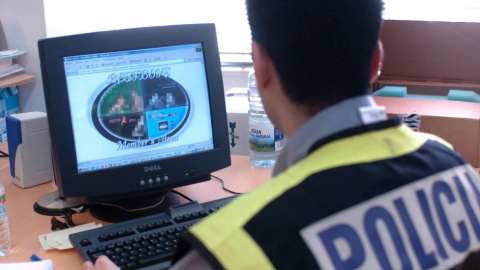 Un agente de Policía Nacional en una operación contra la pornografia infantil. EFE/Archivo Un agente de Policía Nacional en una operación contra la pornografia infantil. EFE/Archivo