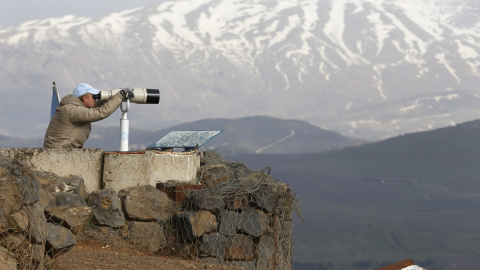 Un miembro de UNDOF observa con unos binoculares el monte Bental, en el Golan. REUTERS Un miembro de UNDOF observa con unos binoculares el monte Bental, en el Golan. REUTERS