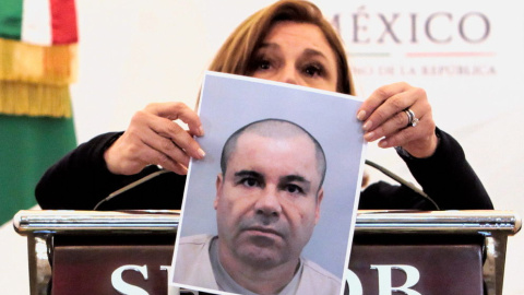 Arely Gómez, procuradora general de México, muestra una fotografía del narcotraficante Joaquín 'El Chapo Guzmán' durante una rueda de prensa. Archivo EFE Arely Gómez, procuradora general de México, muestra una fotografía del narcotraficante Joaquín 'El Chapo Guzmán' durante una rueda de prensa. Archivo EFE