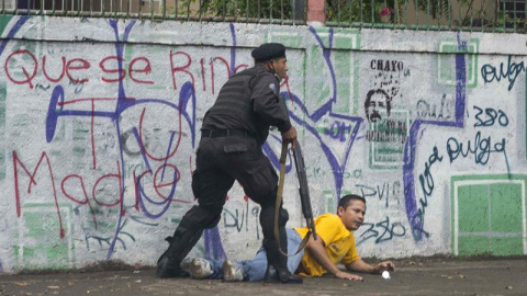 28/05/2018.- Un policía detiene a un manifestante hoy, lunes 28 de mayo de 2018, en Managua (Nicaragua). Hoy se cumplen 41 días en Nicaragua de una crisis que ha dejado al menos 76 muertos, según la Comisión Interamericana de Derechos Human 28/05/2018.- Un policía detiene a un manifestante hoy, lunes 28 de mayo de 2018, en Managua (Nicaragua). Hoy se cumplen 41 días en Nicaragua de una crisis que ha dejado al menos 76 muertos, según la Comisión Interamericana de Derechos Human