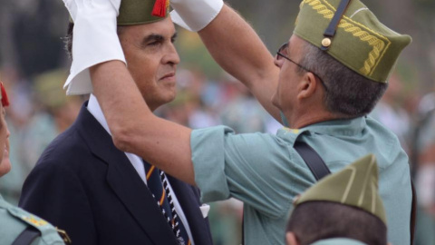 Susaeta recibe la condecoración de la Legión. Susaeta recibe la condecoración de la Legión.