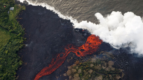 La lava ha llegado a desembocar en el mar en Malama Flats, en Pahoa (Hawai). / EFE