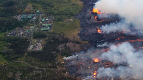 Vista aérea de la lava llegando a la estructura Puna Geothermal Venture, una planta geotérmica en Pahoa, Hawai. / EFE