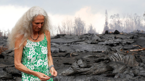 Una mujer se maravilla ante un colorido fragmento de roca de lava cerca del reciente flujo de lava en Leilani Estates, Pahoa, Hawai. / Reuters