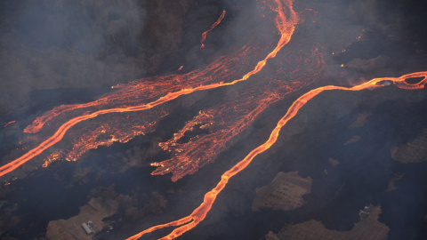 La erupción más grande de la década ha creado auténticos ríos de lava, destruyendo a su paso más de 40 casas hasta la fecha. / Reuters