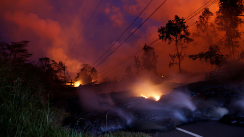 Un flujo de lava desde el volcán Kilauea iluminó el cielo nocturno, en Leilani Estates, Pahoa, Hawai. / Reuters