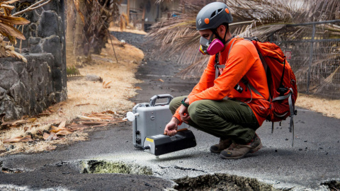 Un voluntario del Servicio Geológico de los Estados Unidos mide la calidad del aire con un detector de gas de dióxido de azufre, tras la erupción del volcán Kilauea, Hawái. / EFE
