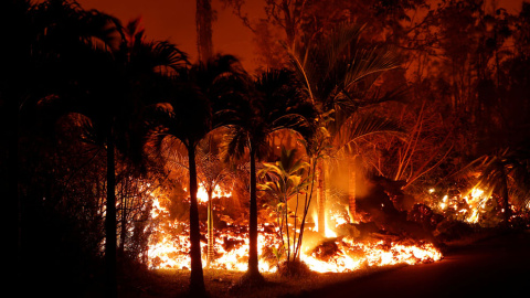 Las autoridades han evacuado la zona ante el peligro que ha generado el volcán Kīlauea en Pahoa, Hawái. / Reuters