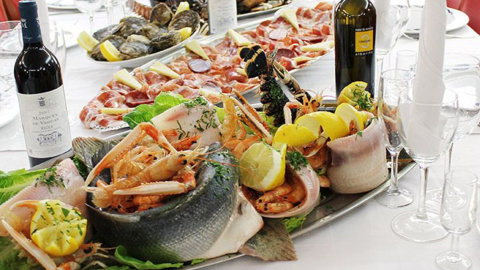 Mariscada y vino. Mariscada y vino.