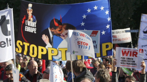 Manifestantes contra el TTIP en Bruselas. / FABRIZIO BENSCH (REUTERS) Manifestantes contra el TTIP en Bruselas. / FABRIZIO BENSCH (REUTERS)