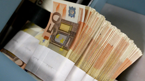 Una máquina cuenta billetes de 500 euros. REUTERS Una máquina cuenta billetes de 500 euros. REUTERS