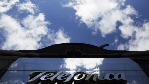 Detalle de la sede de Telefónica en la Gran Vía madrileña. REUTERS Detalle de la sede de Telefónica en la Gran Vía madrileña. REUTERS