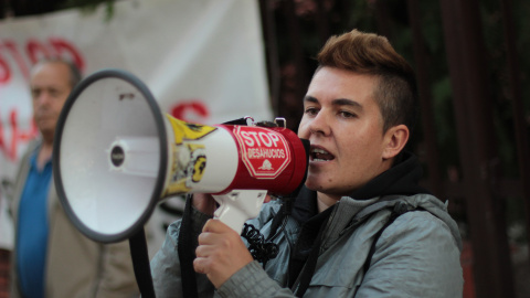 Laura protesta ante el la Diócesis del Obispado de Getafe contra su desahucio y el de su novia y sus tres hios menores.- SARA DÍAZ Laura protesta ante el la Diócesis del Obispado de Getafe contra su desahucio y el de su novia y sus tres hios menores.- SARA DÍAZ