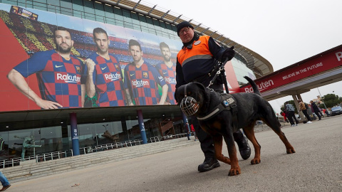Un miembro de la seguridad privada del FC Barcelona patrulla los alrededores del Camp Nou./ Alejandro García (EFE) 17-12-19 Un miembro de la seguridad privada del FC Barcelona patrulla los alrededores del Camp Nou./ Alejandro García (EFE) 17-12-19
