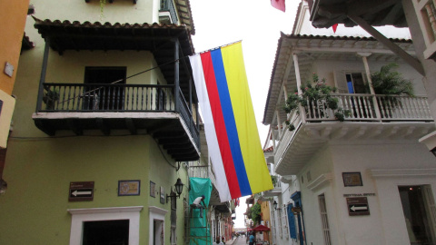 La bandera de Colombia con una franja blanca / Nataly Fandiño La bandera de Colombia con una franja blanca / Nataly Fandiño