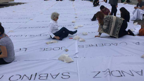 Intervención de Doris Salcedo en Bogotá / Twitter #PAZalacalle Intervención de Doris Salcedo en Bogotá / Twitter #PAZalacalle