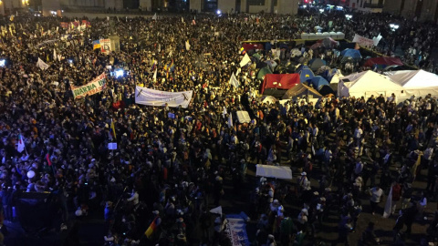 Los ciudadanos piden paz en la calle en la Plaza de Bolívar, Bogotá / Twitter #PAZalacalle Los ciudadanos piden paz en la calle en la Plaza de Bolívar, Bogotá / Twitter #PAZalacalle
