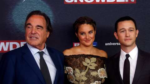 Oliver Stone, director de 'Snowden', junto a los actores Joseph Gordon-Levitt y Shailene Woodley / REUTERS Oliver Stone, director de 'Snowden', junto a los actores Joseph Gordon-Levitt y Shailene Woodley / REUTERS