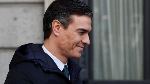 El presidente del Gobierno en funciones, Pedro Sánchez, abandona el Congreso de los Diputados tras no lograr mayoría absoluta en la segunda jornada del debate de su investidura. EFE/Mariscal