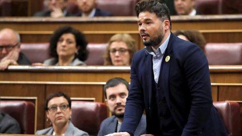 Gabriel Rufián, de ERC, vota durante la segunda jornada del debate de investidura de Pedro Sánchez como presidente del Gobierno este domingo en el Congreso de los Diputados. EFE/Juan Carlos Hidalgo