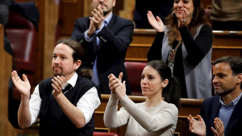 La bancada de Unidas Podemos aplaude durante la segunda jornada del debate de investidura de Pedro Sánchez como presidente del Gobierno este domingo en el Congreso de los Diputados. EFE/Juan Carlos Hidalgo