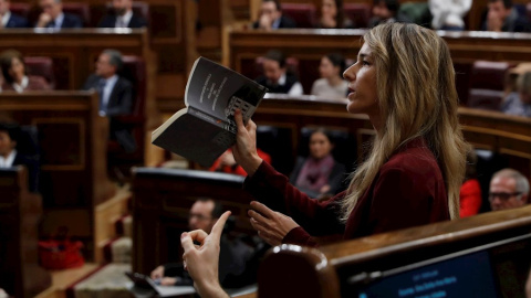 La portavoz del PP, Cayetana Alvarez de Toledo, esgrime la Constitución y el Reglamento del Congreso este domingo en la segunda jornada del debate de investidura de Pedro Sánchez como presidente del Gobierno. EFE/Juan Carlos Hidalgo