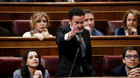 El portavoz adjunto de Ciudadanos en el Congreso, Edmundo Bal, y la líder de Ciudadanos Inés Arrimadas (i), durante su intervención en la segunda jornada del debate de su investidura como presidente del Gobierno este domingo en el Congreso 