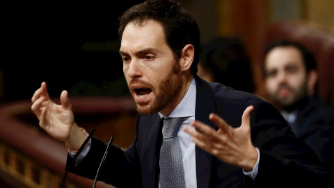 El diputado de Navarra Suma,Sergio Sayas, durante su intervención en la segunda jornada del debate de su investidura como presidente del Gobierno este domingo en el Congreso de los Diputados. EFE/Mariscal