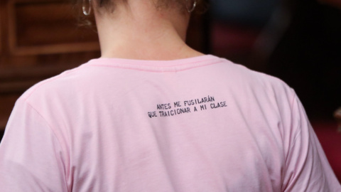 La diputada de la CUP, Mireia Vehí, con una camiseta en la que se lee 'Antes me fusilarán que traicionar a mi clase', en la segunda sesión del debate de investidura del candidato socialista a la Presidencia de Gobierno. EUROPA PRESS/Jesús H