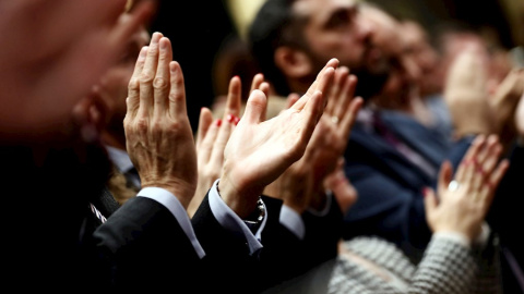 Diputados del PSOE aplauden a la portavoz del partido, Adriana Lastra, en la tribuna de oradores durante la segunda jornada del debate de investidura de Pedro Sánchez como presidente del Gobierno, este domingo en el Congreso de los Diputado