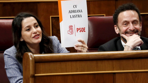 La portavoz de Ciudadanos, Inés Arrimadas,iz., y el diputado de su formación Edmundo Bal,d., durante la segunda jornada del debate de investidura de Pedro Sánchez como presidente del Gobierno este domingo en el Congreso de los Diputados.EFE