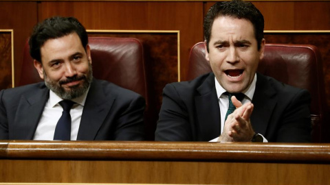 El secretario general del Partido Popular, Teodoro García Egea,d., y el diputado de su formación Mariscal Anaya,iz., durante la segunda jornada del debate de investidura de Pedro Sánchez como presidente del Gobierno este domingo en el Congr