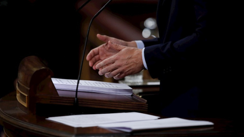Detalle de las manos del presidente del Gobierno en funciones, Pedro Sánchez, en el Congreso de los Diputados durante su intervención en la primera jornada de su investidura como presidente del Gobierno. EFE/Juan Carlos Hidalgo