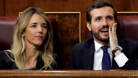 El presidente del PP, Pablo Casado, y su portavoz, Cayetana Álvarez de Toledo, escuchan el discurso del candidato a la Presidencia del Gobierno, Pedro Sánchez, en el Congreso de los Diputados durante la primera jornada de la sesión de inves