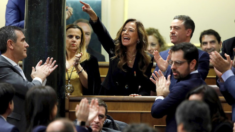 La diputada del PP, Teresa Jiménez Becerril, grita desde su escaño durante una de las intervenciones del candidato a la Presidencia del Gobierno, Pedro Sánchez, en el Congreso de los Diputados en la primera jornada de la sesión de investidu