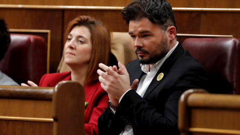 Los diputados de ERC, Gabriel Rufián y Carolina Telechea (i), durante el discurso del candidato a la Presidencia del Gobierno, Pedro Sánchez, en el Congreso de los Diputados durante la primera jornada de la sesión de investidura. EFE/Emilio