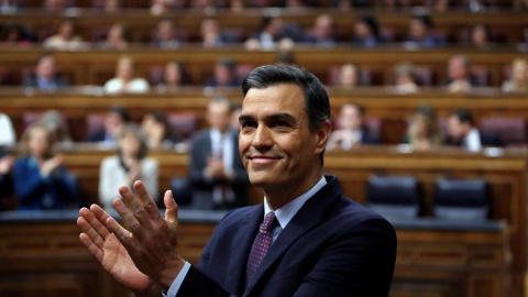 04/01/2020.- El candidato a la Presidencia del Gobierno, Pedro Sánchez, responde al aplauso de los diputados de su partido y de los de Unidas Podemos tras finalizar su discurso en el Congreso de los Diputados durante la primera jornada de l