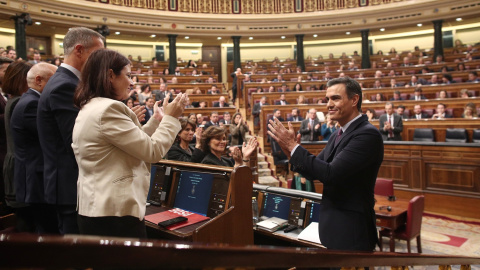 El presidente de Gobierno en funciones, Pedro Sánchez, es aplaudido por su compañeros del PSOE tras pronunciar su discurso en el Congreso de los Diputados durante la primera sesión del debate de su investidura en la XIV Legislatura en Madri