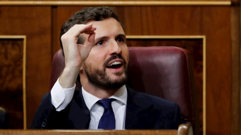El presidente del PP, Pablo Casado, interpela desde su escaño al candidato a la Presidencia del Gobierno, Pedro Sánchez, hoy sábado en el Congreso de los Diputados durante la primera jornada de la sesión de investidura. EFE/Juan Carlos Hida
