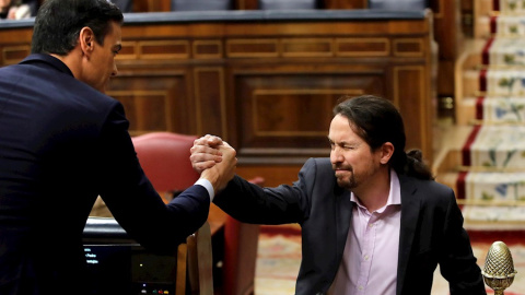 El líder de Unidas Podemos, Pablo Iglesias, saluda a Pedro Sánchez (i), tras su intervención ante el pleno del Congreso de los Diputados en la primera jornada de la sesión de investidura de Pedro Sánchez como presidente del Gobierno. EFE/Ju