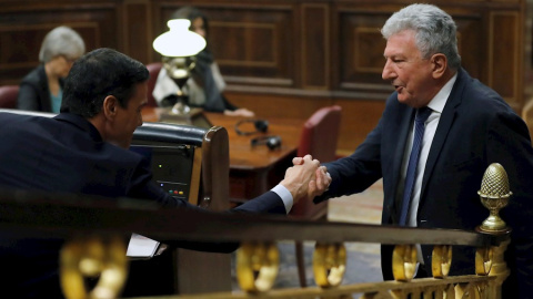 El diputado de Nueva Canarias, Pedro Quevedo (d), saluda al candidato a la Presidencia del Gobierno, Pedro Sánchez (i), tras su intervención ante el pleno del Congreso de los Diputados en la primera jornada de la sesión de investidura de Pe