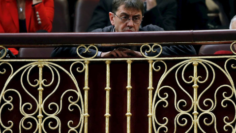 El fundador de Podemos, Juan Carlos Monedero, sigue desde la tribuna de invitados el pleno del Congreso de los Diputados en la primera jornada de la sesión de investidura de Pedro Sánchez como presidente del Gobierno. EFE/Juan Carlos Hidalg