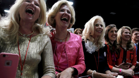 Un grupo de mujeres apoya al candidato republicano a la presidencia de los Estados Unidos, Donald Trump, durante un acto de campaña en Charlotte. REUTERS/Mike Segar Un grupo de mujeres apoya al candidato republicano a la presidencia de los Estados Unidos, Donald Trump, durante un acto de campaña en Charlotte. REUTERS/Mike Segar