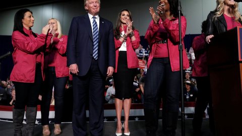 El candidato republicano a la presidencia de EEUU, Donald Trump, junto a mujeres durante un acto en Charlotte. REUTERS/Mike Segar El candidato republicano a la presidencia de EEUU, Donald Trump, junto a mujeres durante un acto en Charlotte. REUTERS/Mike Segar